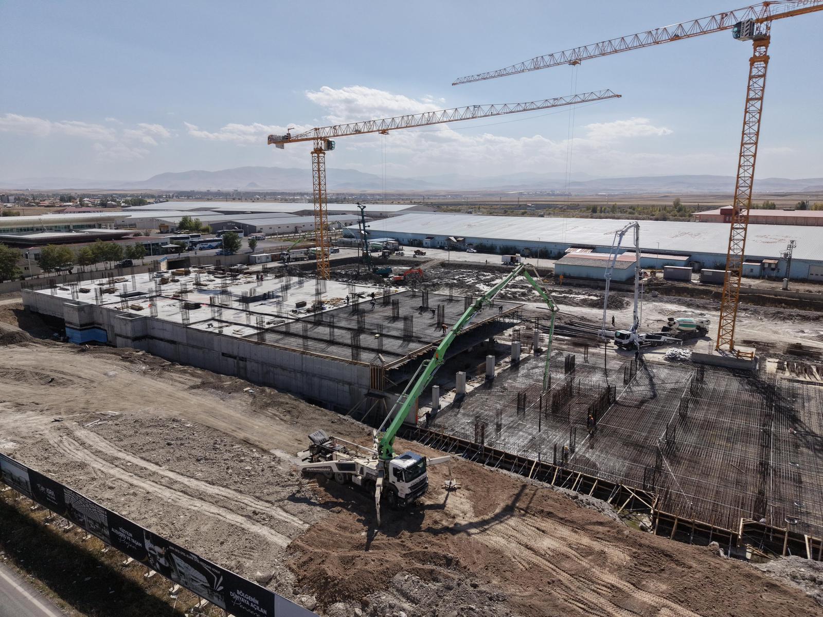 Projenin en önemli yapı aşamalarından biri olan beton dökümü, uzman ekipleriyle Atmaca İnşaat tarafından başarıyla devam ediyor